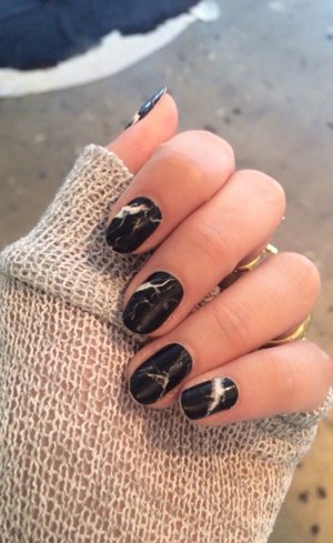Мраморные черные ногти