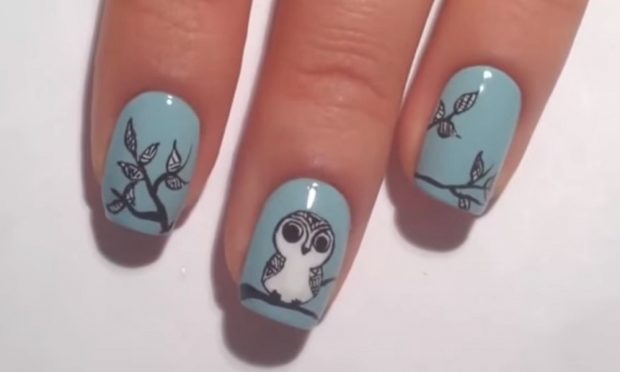 дизайн ногтей шеллак ногти голубые с ветками и птичками
