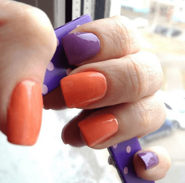 Оранжевый маникюр с фиолетовым