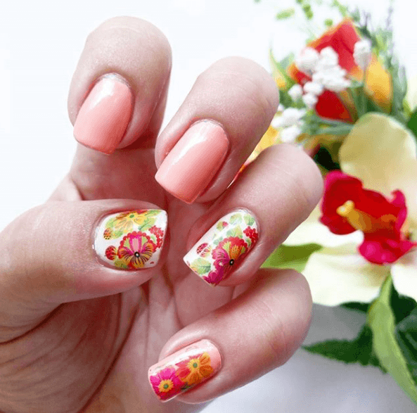 Персиковый маникюр с цветами