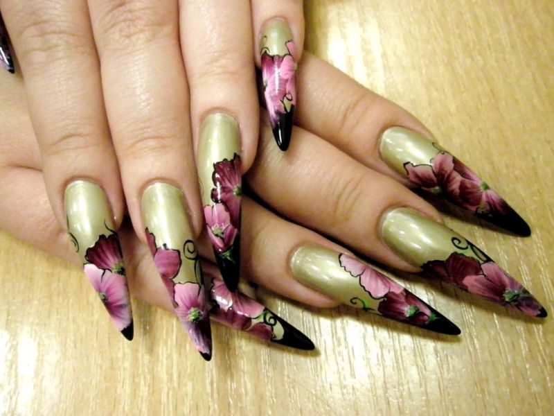 Маникюр с цветами на длинных ногтях