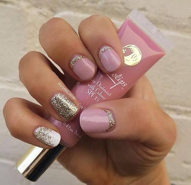 Ногти розовые золотые. Ногти розовые с золотом. Розово золотые ногти. Дизайн ногтей на короткие. Шеллак розовый с золотом.