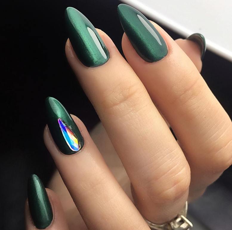 Зеленый маникюр на короткие и длинные ногти - модные тенденции с фото