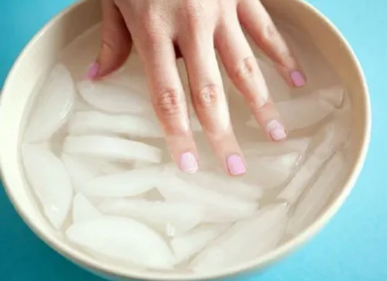 сушить ногти в воде со льдом