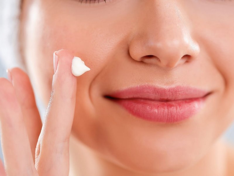 Негативные последствия нанесения крема для рук на кожу лица