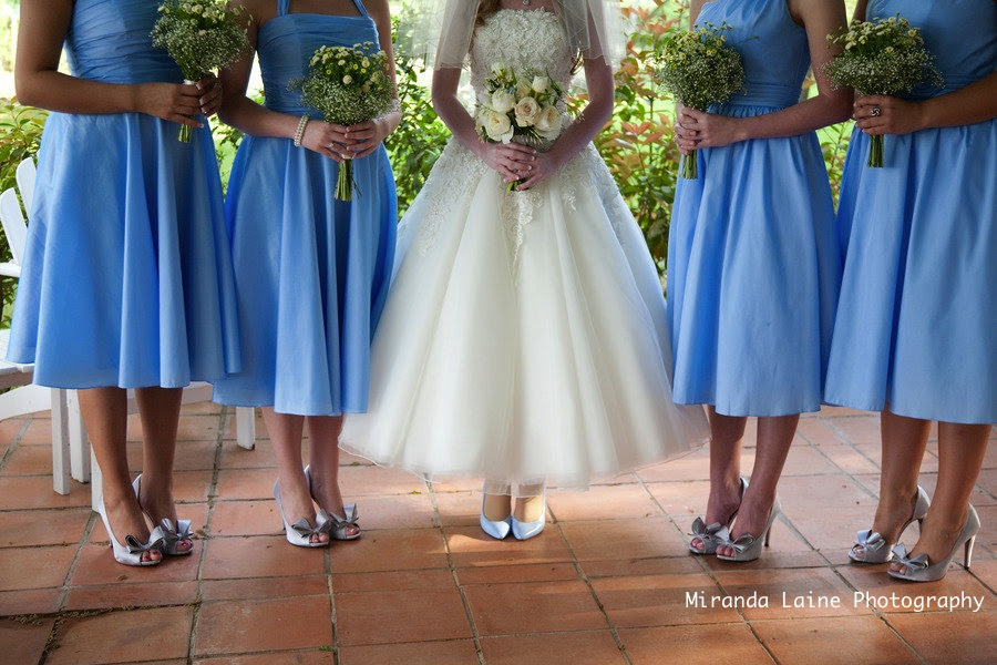 Платье на свадьбу 2024 лето. Свадебные платья голубого цвета. Подружки невесты в голубом. Свадебное платье с голубым оттенком. Платья в голубых тонах на свадьбу.