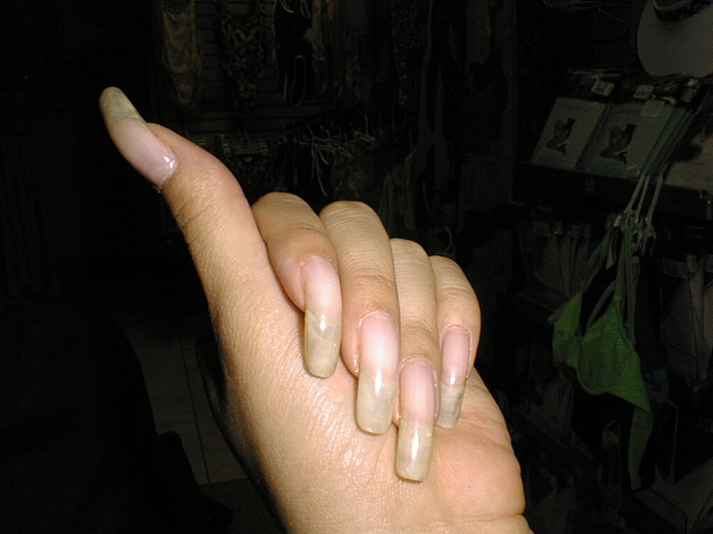 Женщины без пальцев на руках. Длинные ногти свои.