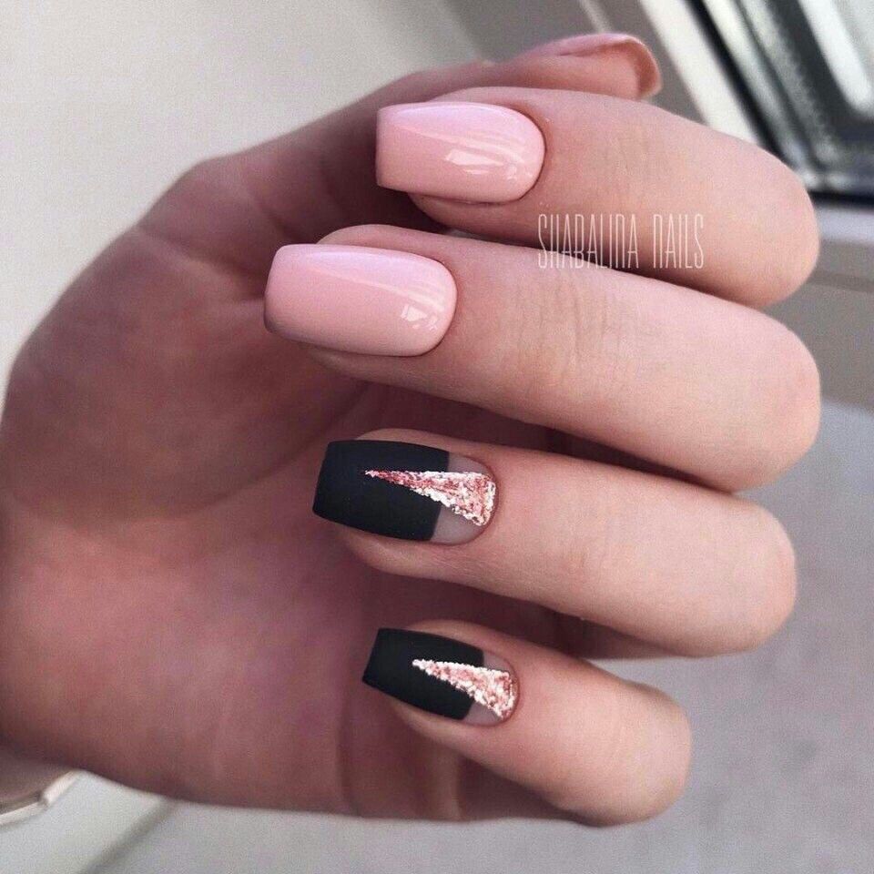 сочетание черного и розового в дизайне ногте