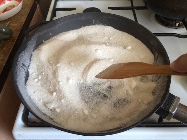 соль на сковороде