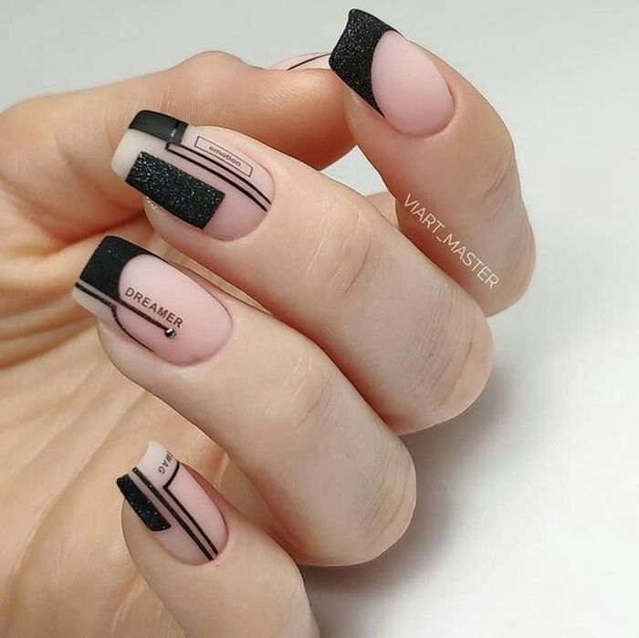Дизайн ногтей с надписями