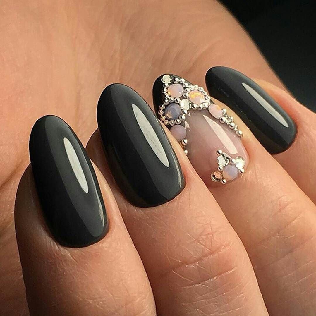 Черные ногти, модные с цветами 2020