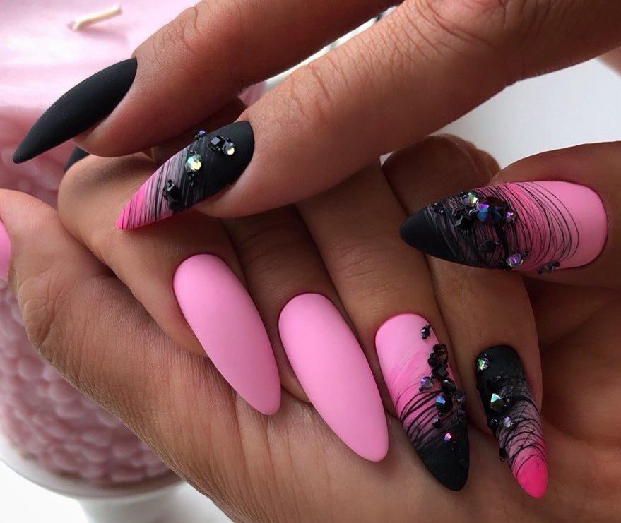 Черно-розовый маникюр ногтей, стильный 2020