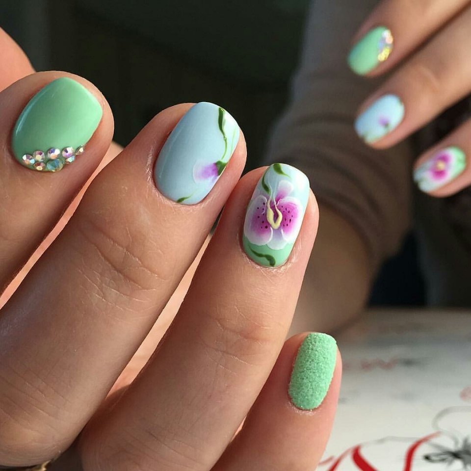 Мятный дизайн ногтей с цветами 2020